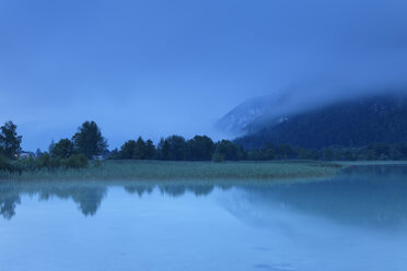 Österreich, Tirol, Blick auf den Achensee in der Morgendämmerung - GFF000205