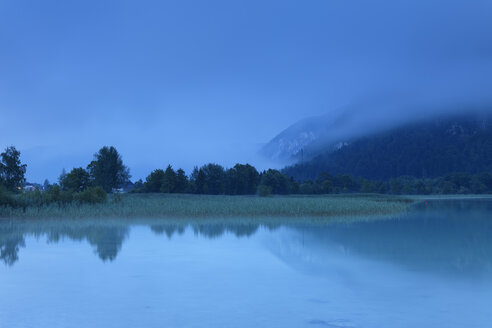 Österreich, Tirol, Blick auf den Achensee in der Morgendämmerung - GFF000205