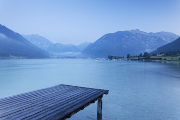 Österreich, Tirol, Blick auf den Steg am Achensee - GFF000207