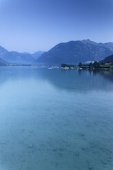 Österreich, Tirol, Blick auf den Achensee in der Morgendämmerung - GFF000195