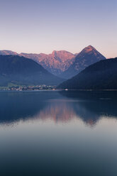 Österreich, Tirol, Blick auf Pertisau am Achensee - GFF000191