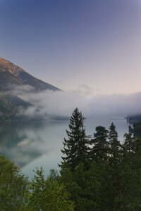 Österreich, Tirol, Blick auf den Nebel am Achensee - GFF000190