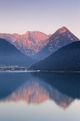 Österreich, Tirol, Blick auf Pertisau am Achensee - GFF000189