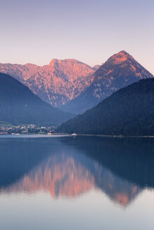 Austria, Tyrol, View of Pertisau at Achensee lake - GFF000189
