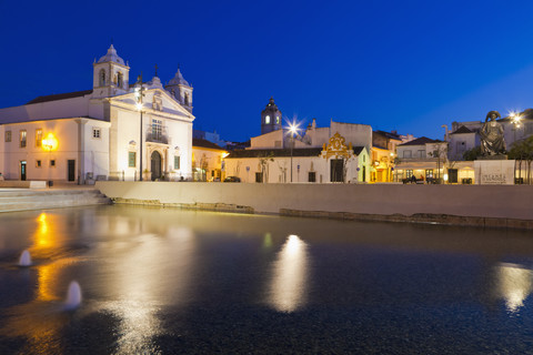 Portugal, Lagos, Blick auf die Kirche Santa Maria bei Nacht, lizenzfreies Stockfoto