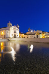 Portugal, Lagos, Blick auf die Kirche Santa Maria bei Nacht - WDF001917