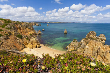 Portugal, Lagos, Blick auf den Strand Camilo - WDF001914