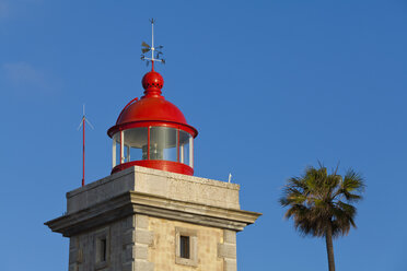 Portugal, Lagos, Blick auf den Leuchtturm - WDF001909