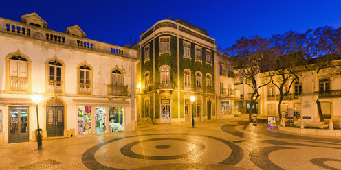 Portugal, Lagos, Blick auf den Platz Luis de Camoes bei Nacht - WDF001901