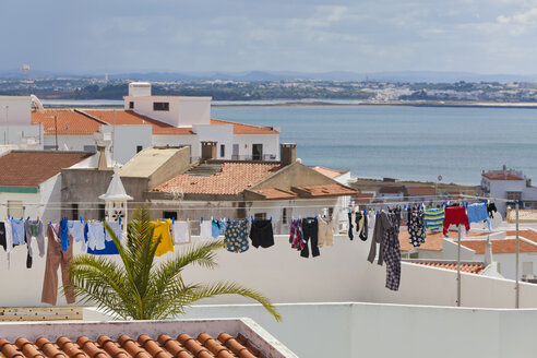 Portugal, Lagos, Wäsche zum Trocknen auf der Terrasse - WDF001891
