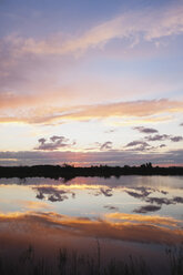 Frankreich, Blick auf eine Salzwasserlagune bei Sonnenuntergang - GWF002351