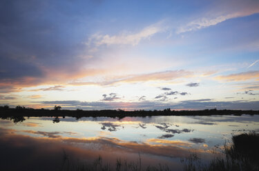 Frankreich, Blick auf eine Salzwasserlagune bei Sonnenuntergang - GWF002350