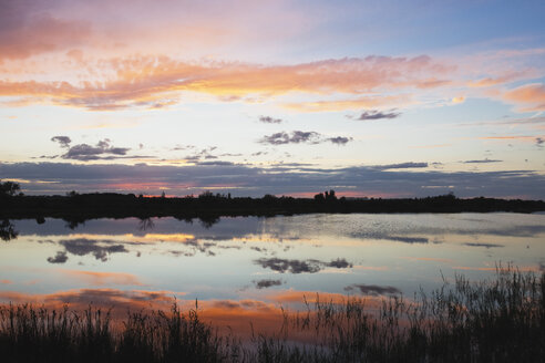 Frankreich, Blick auf eine Salzwasserlagune bei Sonnenuntergang - GWF002349