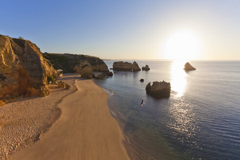 Portugal, Lagos, Blick auf den Strand von Dona Ana - WDF001884