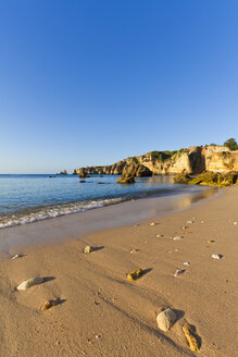 Portugal, Lagos, Blick auf den Strand von Dona Ana - WDF001881