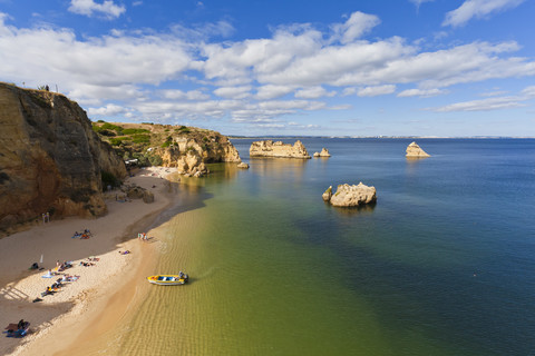 Portugal, Lagos, Blick auf den Strand von Dona Ana, lizenzfreies Stockfoto