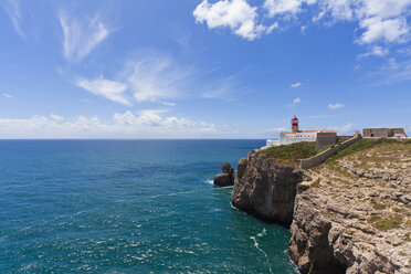 Portugal, Lagos, Blick auf den Leuchtturm am Kap St. Vincent - WDF001857