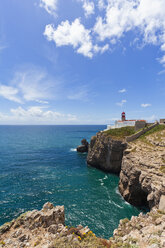 Portugal, Lagos, Blick auf den Leuchtturm am Kap St. Vincent - WDF001856