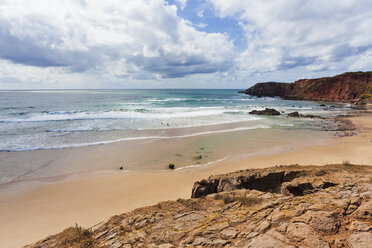 Portugal, Lagos, Blick auf den Strand Praia do Amado - WDF001853