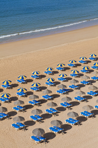 Portugal, Lagos, Leere Liegestühle, lizenzfreies Stockfoto