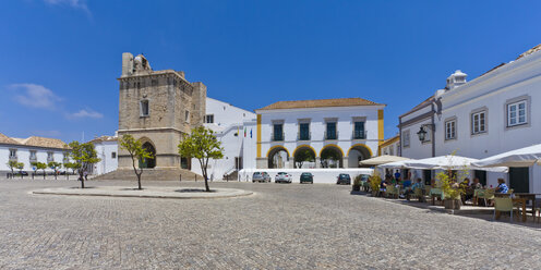 Portugal, Faro, View of cathedral with bell tower - WDF001836