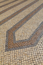 Portugal, Faro, Pfeilzeichen auf Mosaik - WDF001835