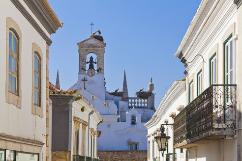 Portugal, Faro, Störche in einem Vogelnest auf dem Arco da Vila - WDF001828