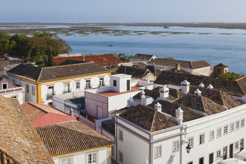 Portugal, Faro, Blick auf das historische Zentrum und die Lagune - WDF001826