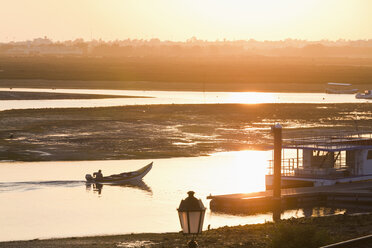 Portugal, Faro, Fischerboot auf der Ria Formosa - WDF001819