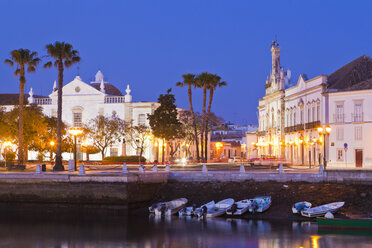 Portugal, Faro, Boote im Hafen, Altstadt im Hintergrund - WDF001818