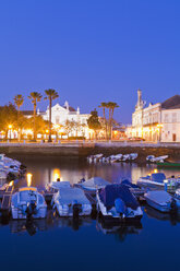 Portugal, Faro, Boote im Hafen, Altstadt im Hintergrund - WDF001817