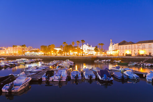 Portugal, Faro, Boote im Hafen, Altstadt im Hintergrund - WDF001816