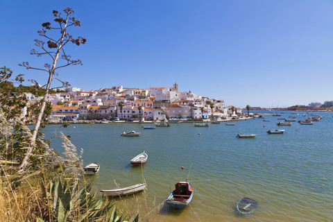 Portugal, Fischerboote in der Nähe von Portimao, lizenzfreies Stockfoto