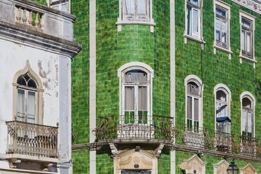 Portugal, Lagos, Häuser mit keramischen Kacheln - WD001789