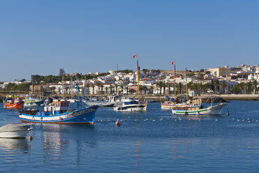 Portugal, Lagos, Blick auf Fischerboote im Hafen und die Stadt im Hintergrund - WD001780