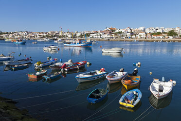 Portugal, Lagos, Blick auf Fischerboote im Hafen und die Stadt im Hintergrund - WD001778