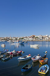 Portugal, Lagos, Blick auf Fischerboote im Hafen und die Stadt im Hintergrund - WD001777