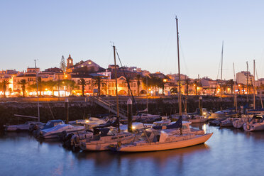 Portugal, Lagos, Blick auf Segelyachten und die Stadt im Hintergrund - WD001774