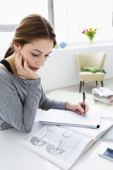 Germany, Bavaria, Munich, Young woman studying - SPOF000435