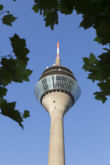 Deutschland, Düsseldorf, Blick auf den Rheinturm - HSK000012