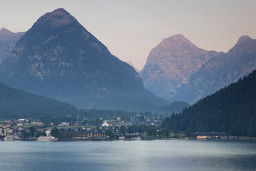 Österreich, Tirol, Blick auf Pertisau am Achensee - GF000188