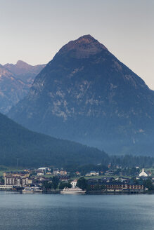 Österreich, Tirol, Blick auf Pertisau am Achensee - GF000187
