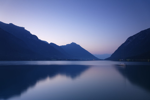 Österreich, Tirol, Blick auf den Achensee in der Morgendämmerung, lizenzfreies Stockfoto