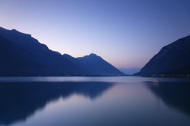 Österreich, Tirol, Blick auf den Achensee in der Morgendämmerung - GF000186