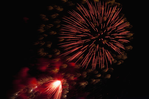 Deutschland, Nordrhein-Westfalen, Düsseldorf, Feuerwerk explodiert am Himmel - KJF000237