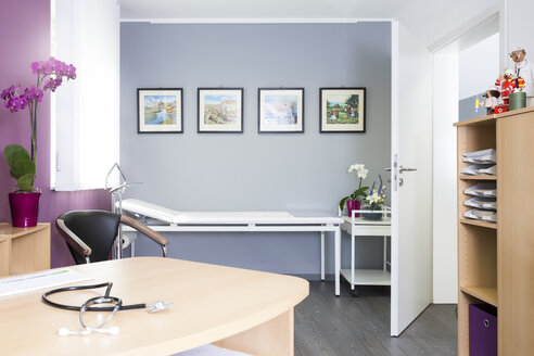 Germany, Brandenburg, Strausberg, Interior of doctor room - FKF000199