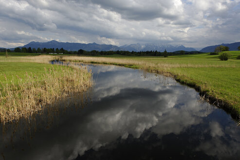 Deutschland, Ansicht einer Landschaft mit Häusern im Hintergrund, bei Uffing am Staffelsee - LB000238