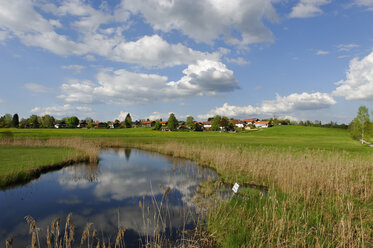 Deutschland, Ansicht einer Landschaft mit Häusern im Hintergrund, bei Uffing am Staffelsee - LB000243