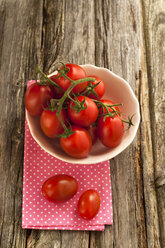 Schale mit Tomaten auf Serviette, Nahaufnahme - OD000278