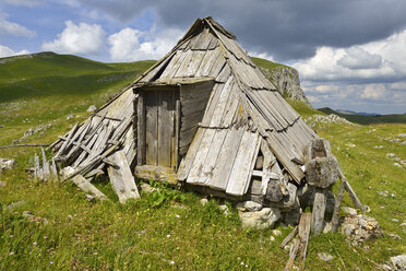 Montenegro, Blick auf die Hirtenhütte im Durmitor-Nationalpark - ES000482